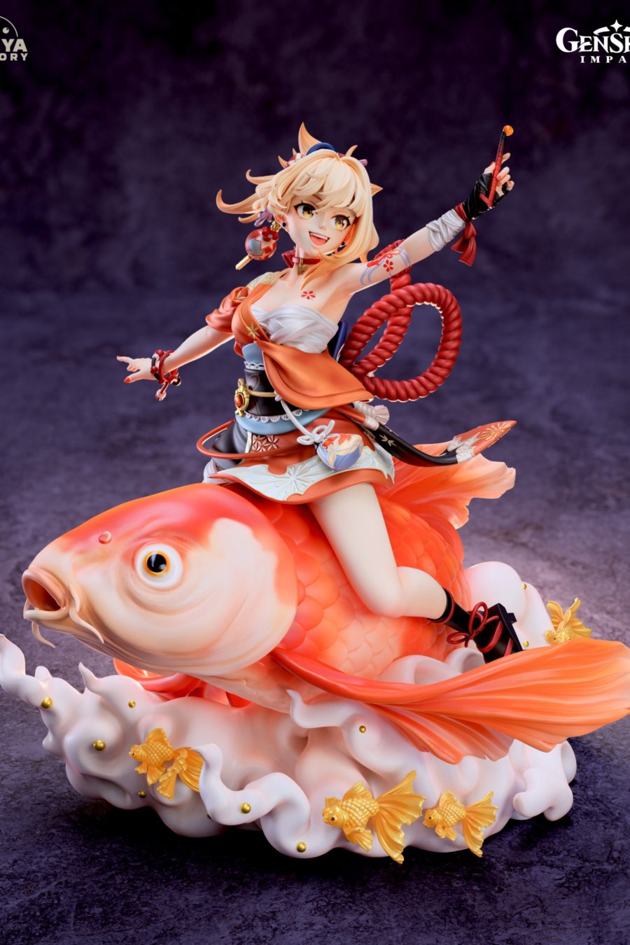 Yoimiya sobre pez